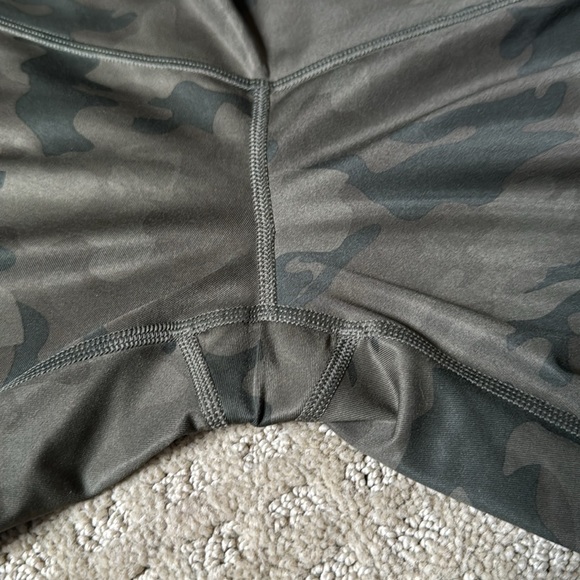 Lululemon leggings a green camo - Picture 6 of 6